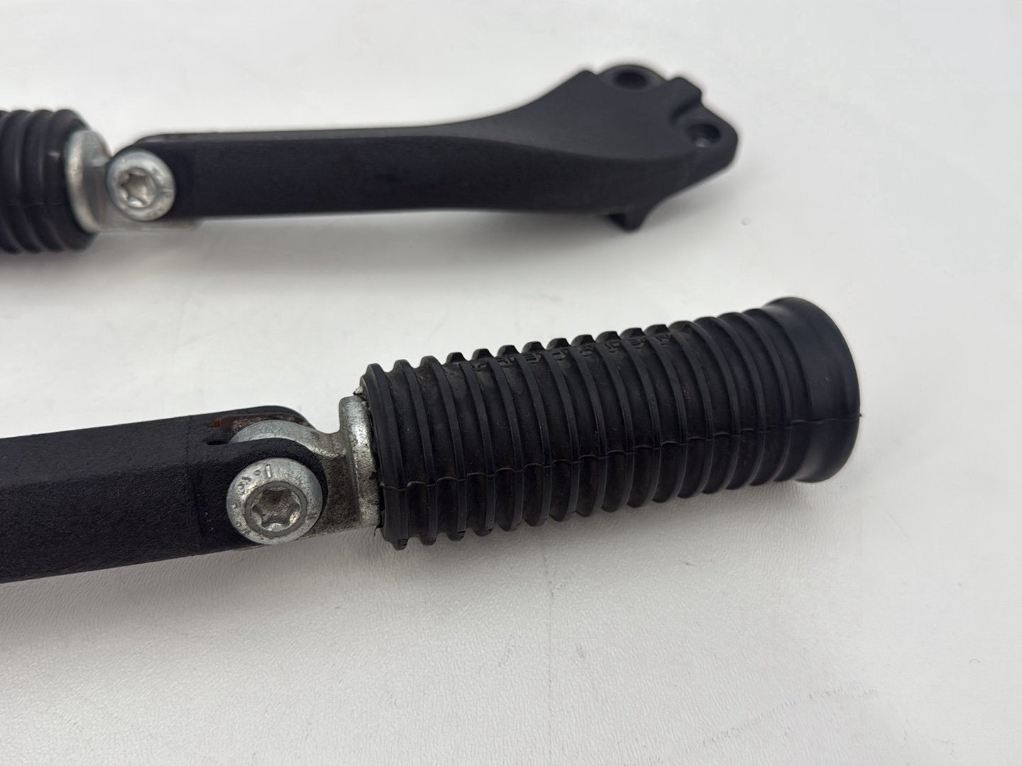 2007 - 2017 Harley-Davidson Dyna Wide Glide Passenger Left & Right Foot Pegs 49230-06