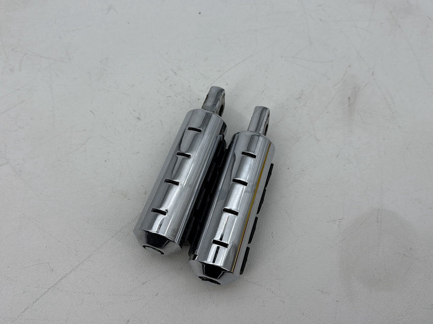 1999 - 2006 Harley-Davidson Softail Heritage Passenger Left & Right Foot Pegs Kuryakyn Small ISO-Pegs