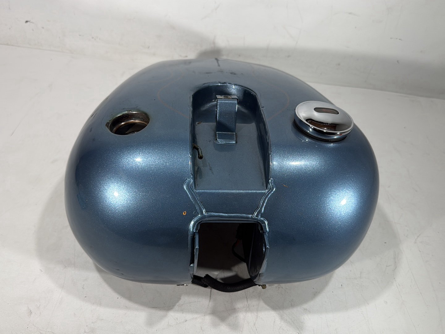 2000 Harley Dyna FXDWG Wide Glide OEM Fuel Gas Tank Gasoline Reservoir