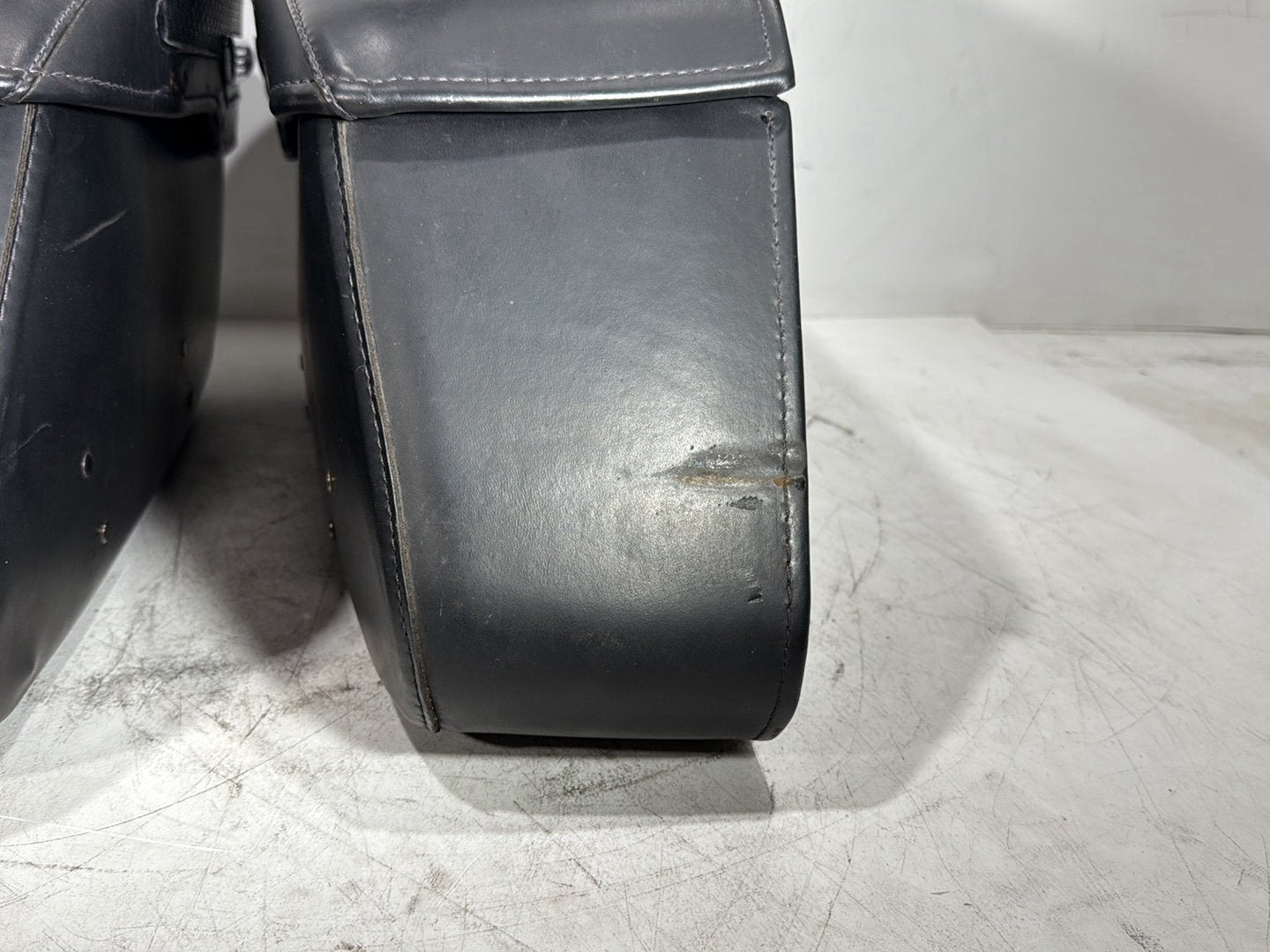 2006 Harley Road King Touring FLHRCI Classic OEM Rear Left Right Saddlebags Luggage Leather