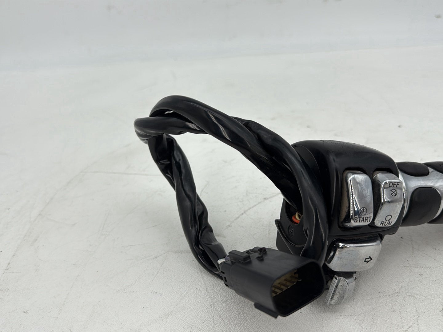 2007 - 2012 Harley-Davidson Touring Electra Glide Ultra Right Engine Start Kill Switches Controls 	71684-06