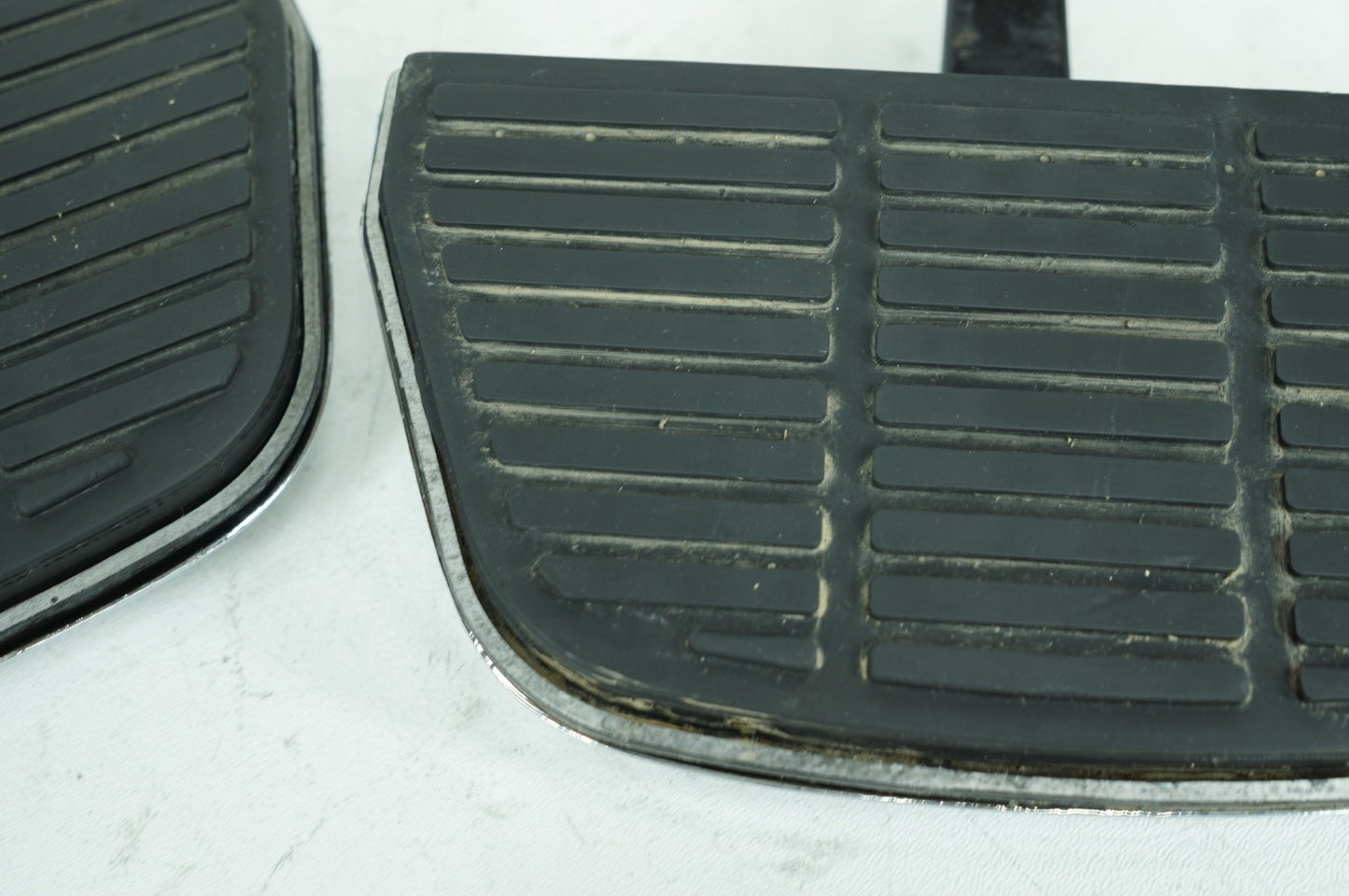 1999 - 2006 Harley-Davidson Touring Road King Police Left & Right Passenger Floorboard Foot Rest 50606-86A