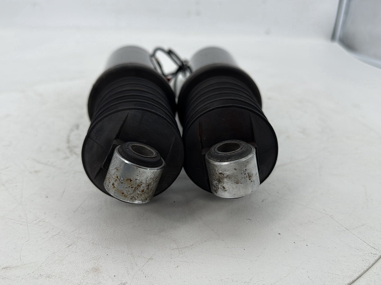 1999 - 2006 Harley-Davidson Touring Road King Police Rear Left Right Shock Absorbers 54565-97A