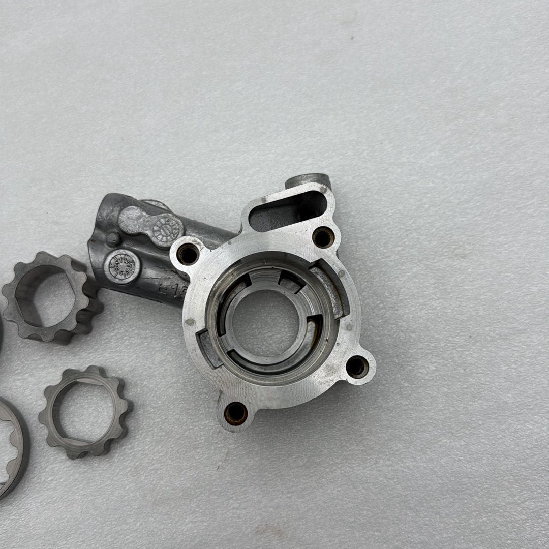 2012 - 2018 Harley-Davidson Dyna Switchback Twin Cam Engine Oil Pump Cover 26277-06  	25675-06