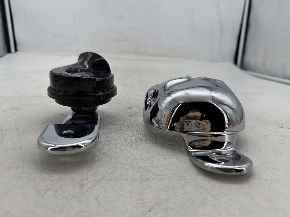 2004 Harley Electra Glide CVO Screamin Eagle Signal Horn Klaxon Beep SKULL Cover