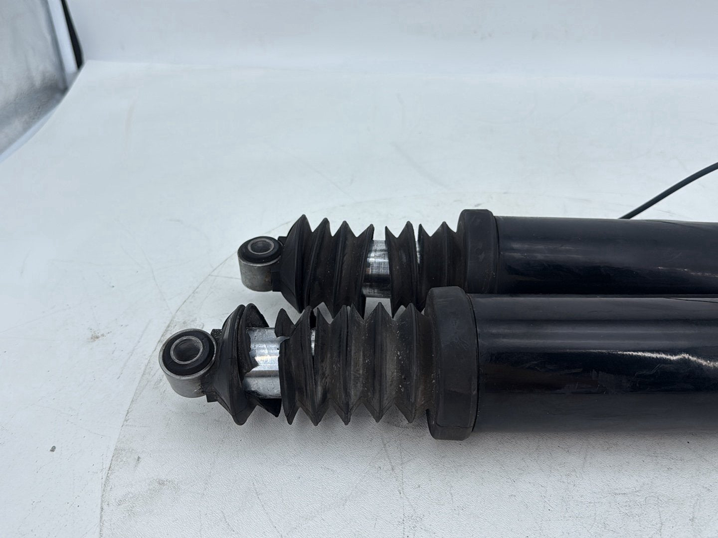 1999 - 2006 Harley-Davidson Touring Electra Glide Rear Left Right Shock Absorbers 54565-97C