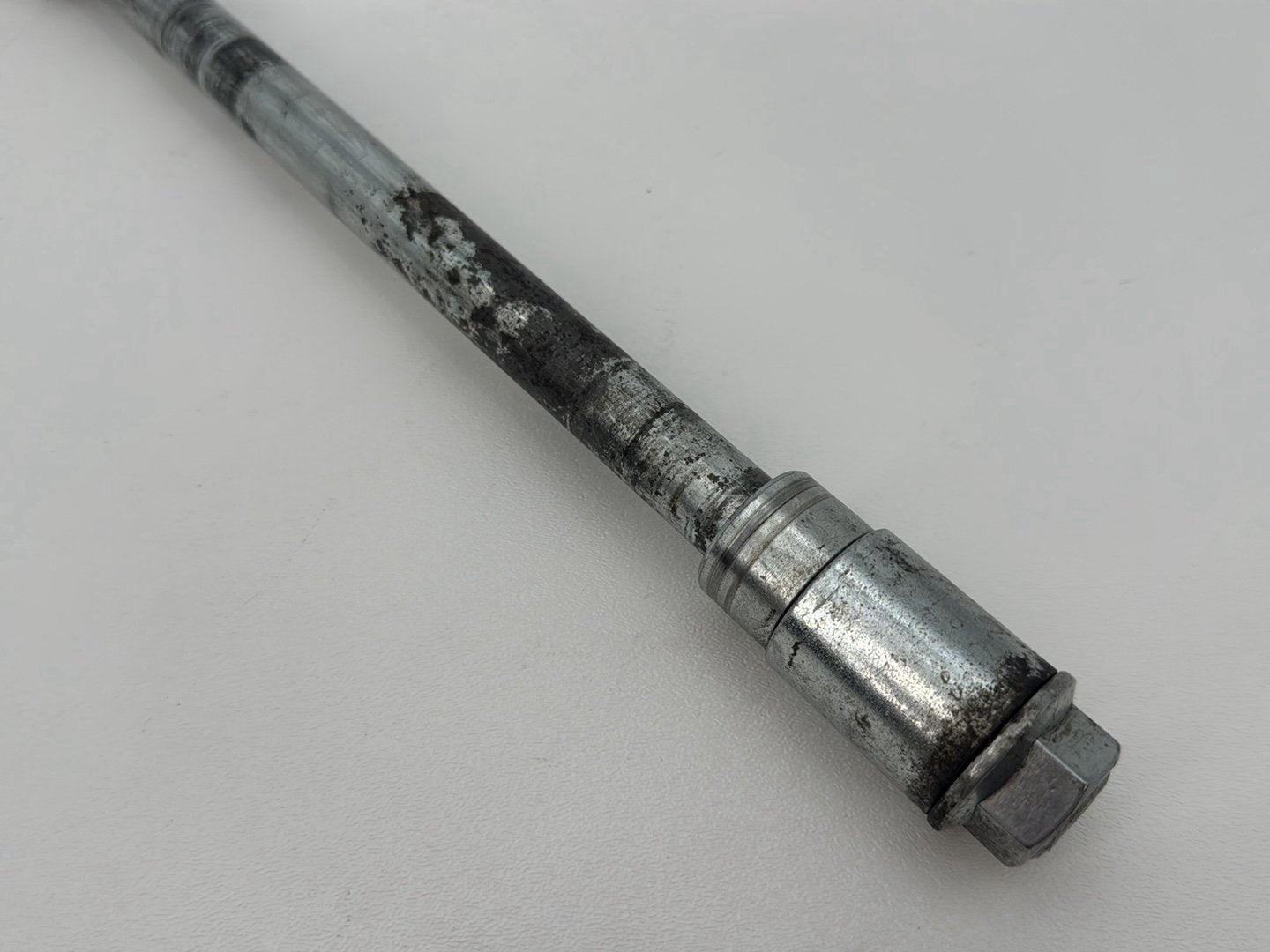 1999 - 2006 Harley-Davidson Dyna Wide Glide Rear Wheel Axle Bolt Shaft 41114-90