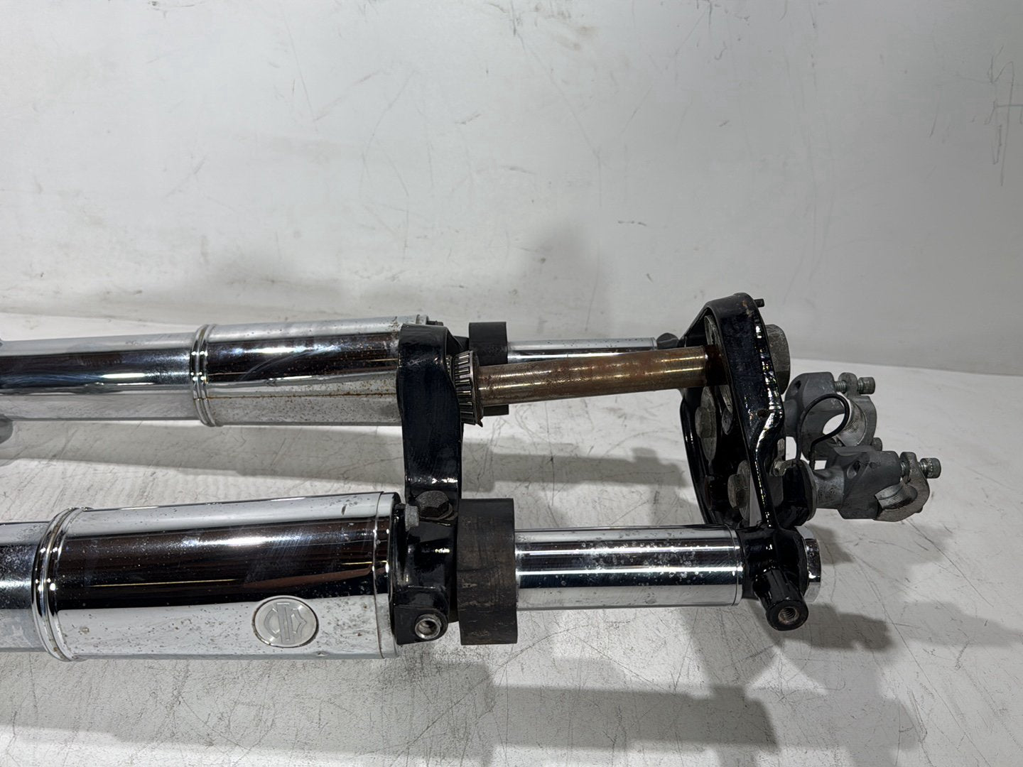 2006 Harley Touring FLHTCI Electra Glide Classic OEM Front Triple Tree Set & LH RH Fork Legs Sliders