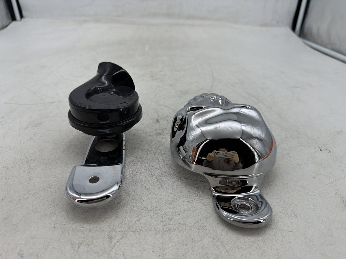 2004 Harley Electra Glide CVO Screamin Eagle Signal Horn Klaxon Beep SKULL Cover