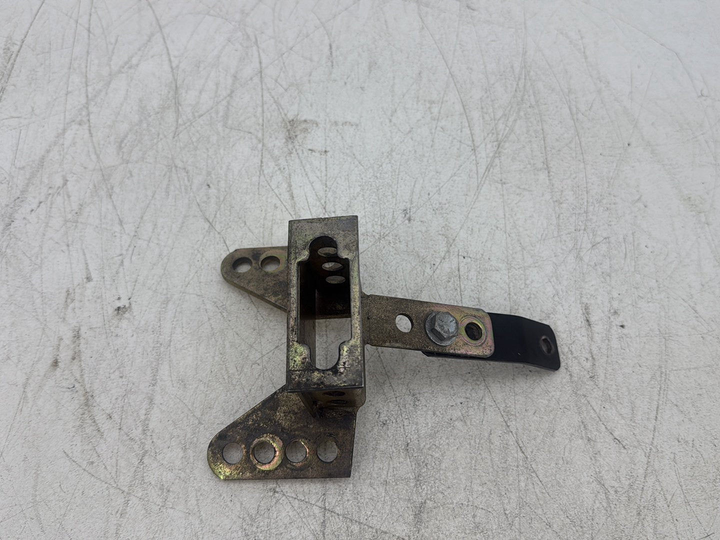 2004 Harley Road King Touring Custom FLHRSI OEM Driver Rider Backrest Bracket Mount 52589-09A
