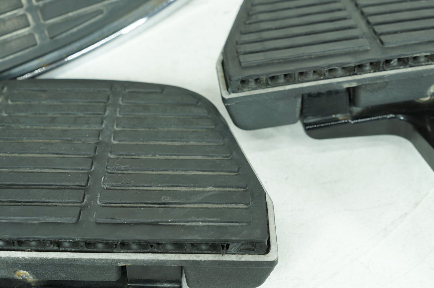 1999 - 2006 Harley-Davidson Touring Electra Glide Left Right Driver & Pass Floorboard Foot Rest 50606-86A
