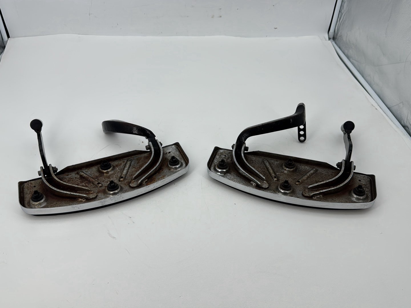 1999 - 2006 Harley-Davidson Touring Electra Glide Classic Left Right Driver Floorboard Foot Rest  	50614-91A