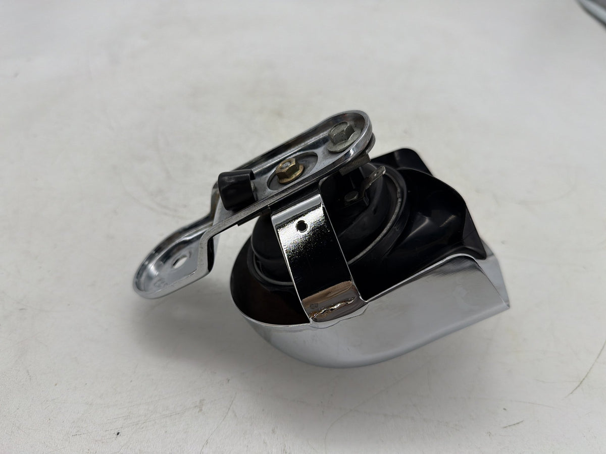 2006 Harley Softail Deuce FXSTDI OEM Horn Signal Klaxon Chrome Cover