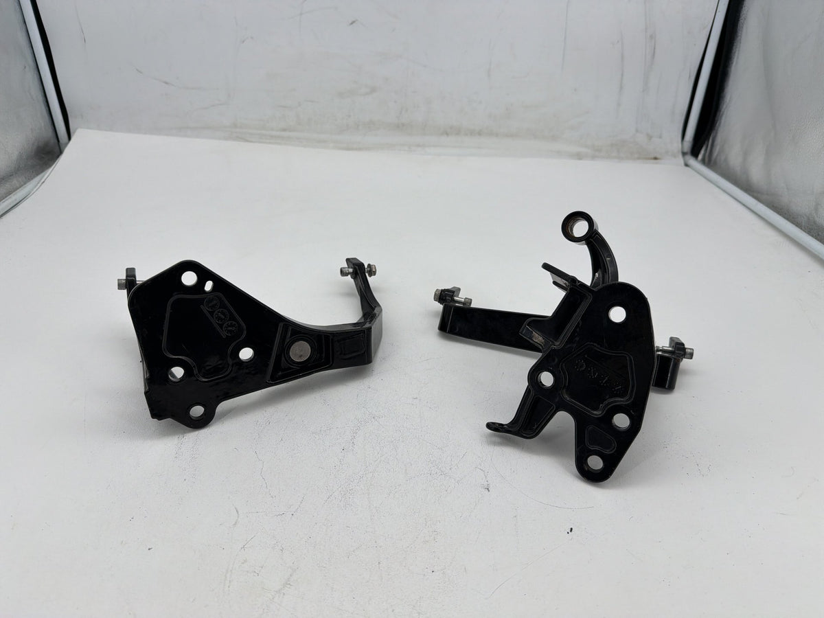 2011 Harley Softail Deluxe FLSTN OEM Left Right Footboard Foot Rest Brackets
