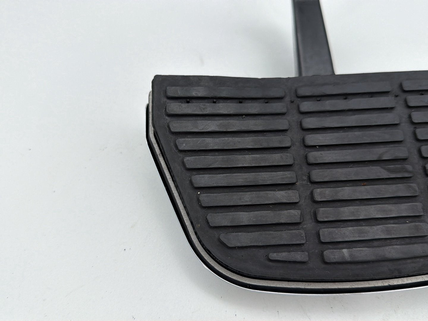 2003 Harley Road King Touring FLHRCI Classic OEM Left & Right Passenger Floorboard Foot Rest