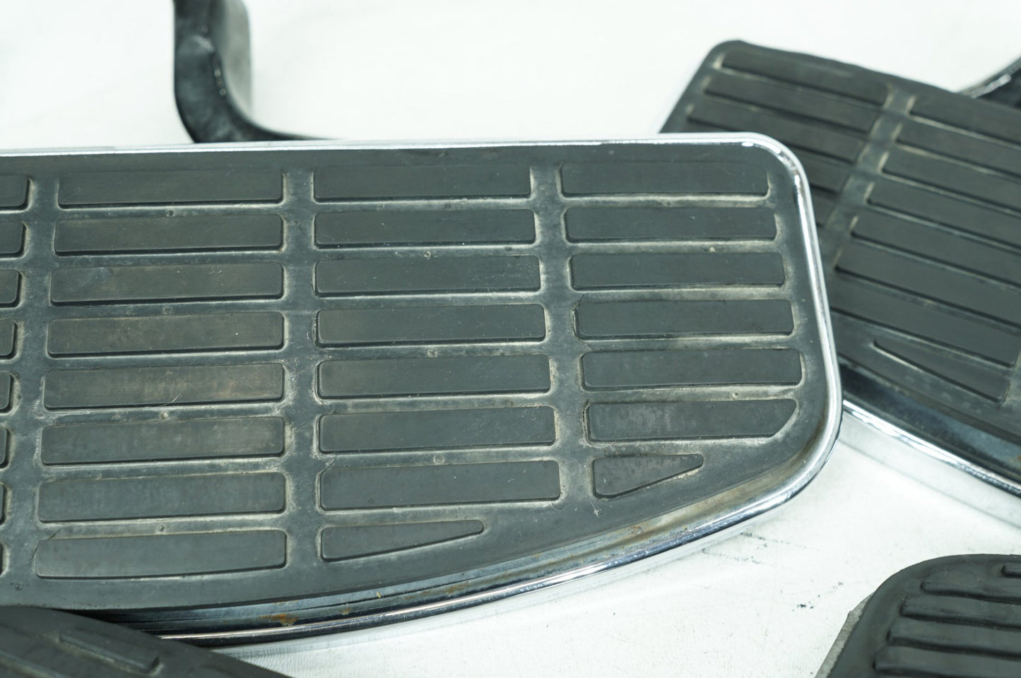 1999 - 2006 Harley-Davidson Touring Electra Glide Left Right Driver & Pass Floorboard Foot Rest 50606-86A
