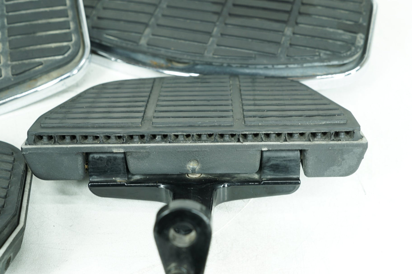 1999 - 2006 Harley-Davidson Touring Electra Glide Left Right Driver & Pass Floorboard Foot Rest 50606-86A
