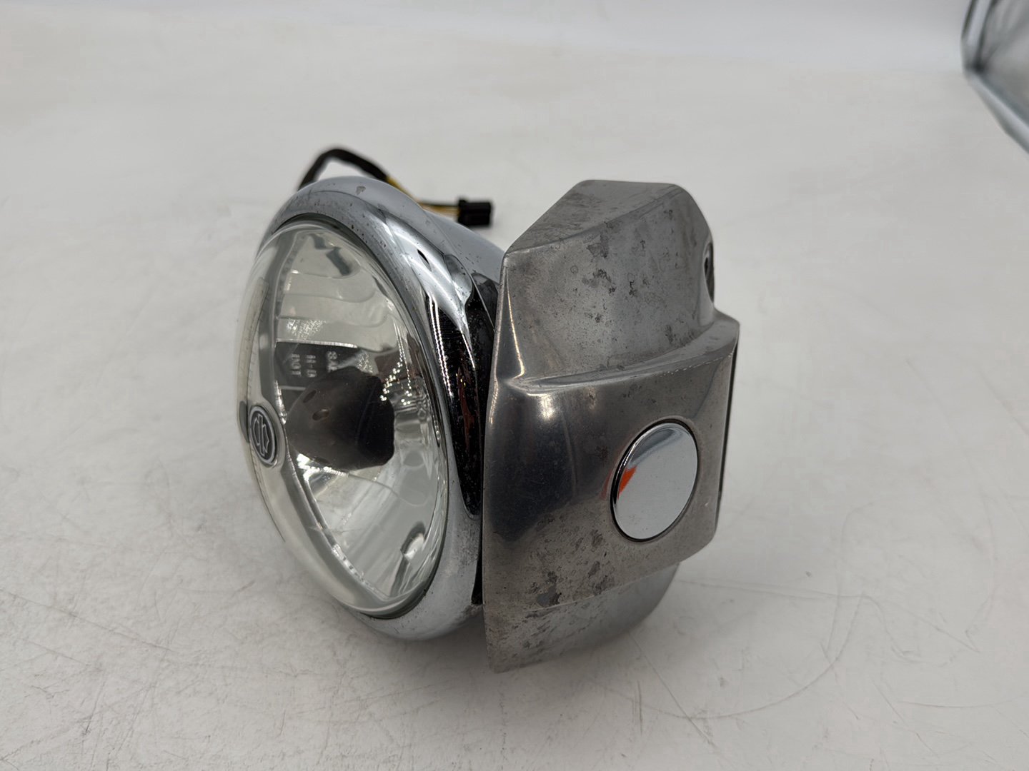 1999 - 2006 Harley-Davidson Dyna Super Glide Headlight Headlamp Head Light Halogen  	69675-05A