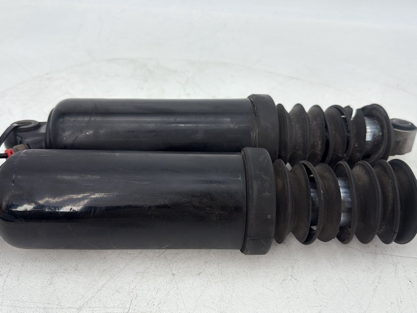 1999 - 2006 Harley-Davidson Touring Electra Glide Rear Left Right Shock Absorbers 54565-97C