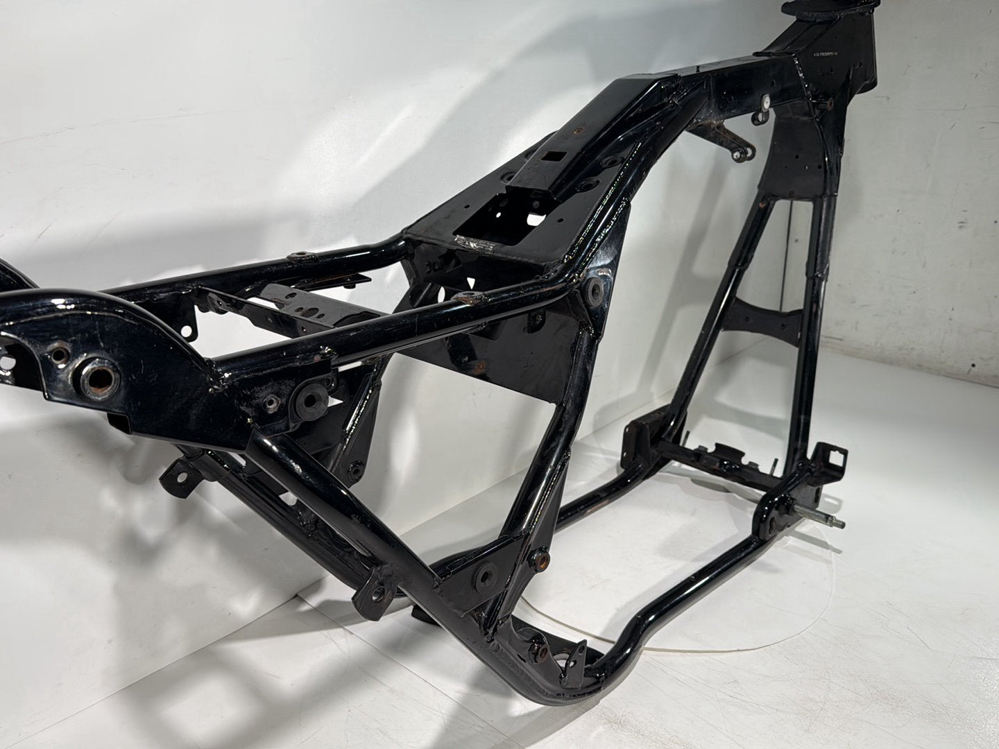 1999 - 2006 Harley-Davidson Touring Electra Glide Body Main Frame Chassis CLN CLR 	47900-02A