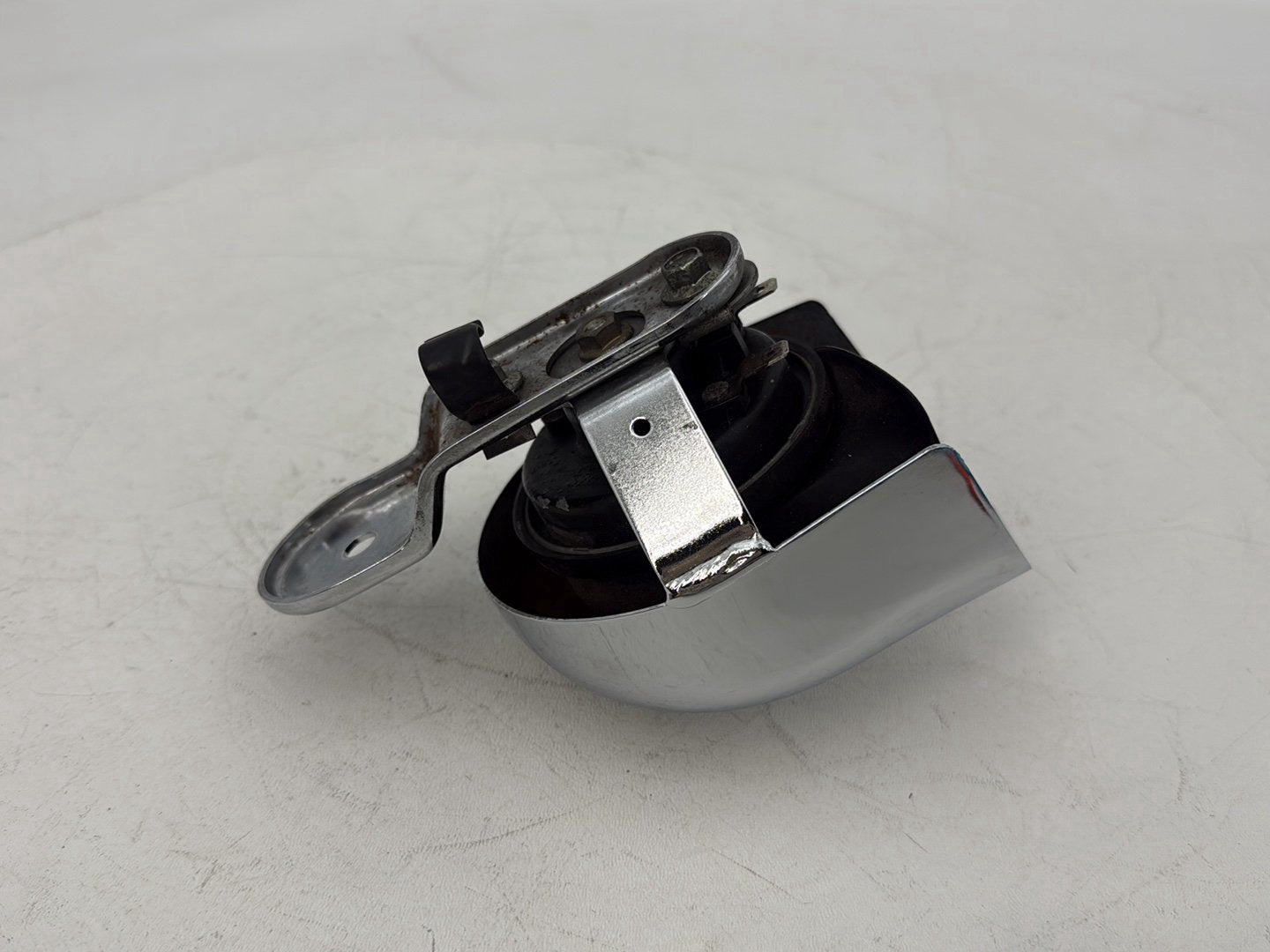 1999 - 2006 Harley-Davidson Touring Electra Glide Horn Signal Klaxon Chrome Cover 69012-93A