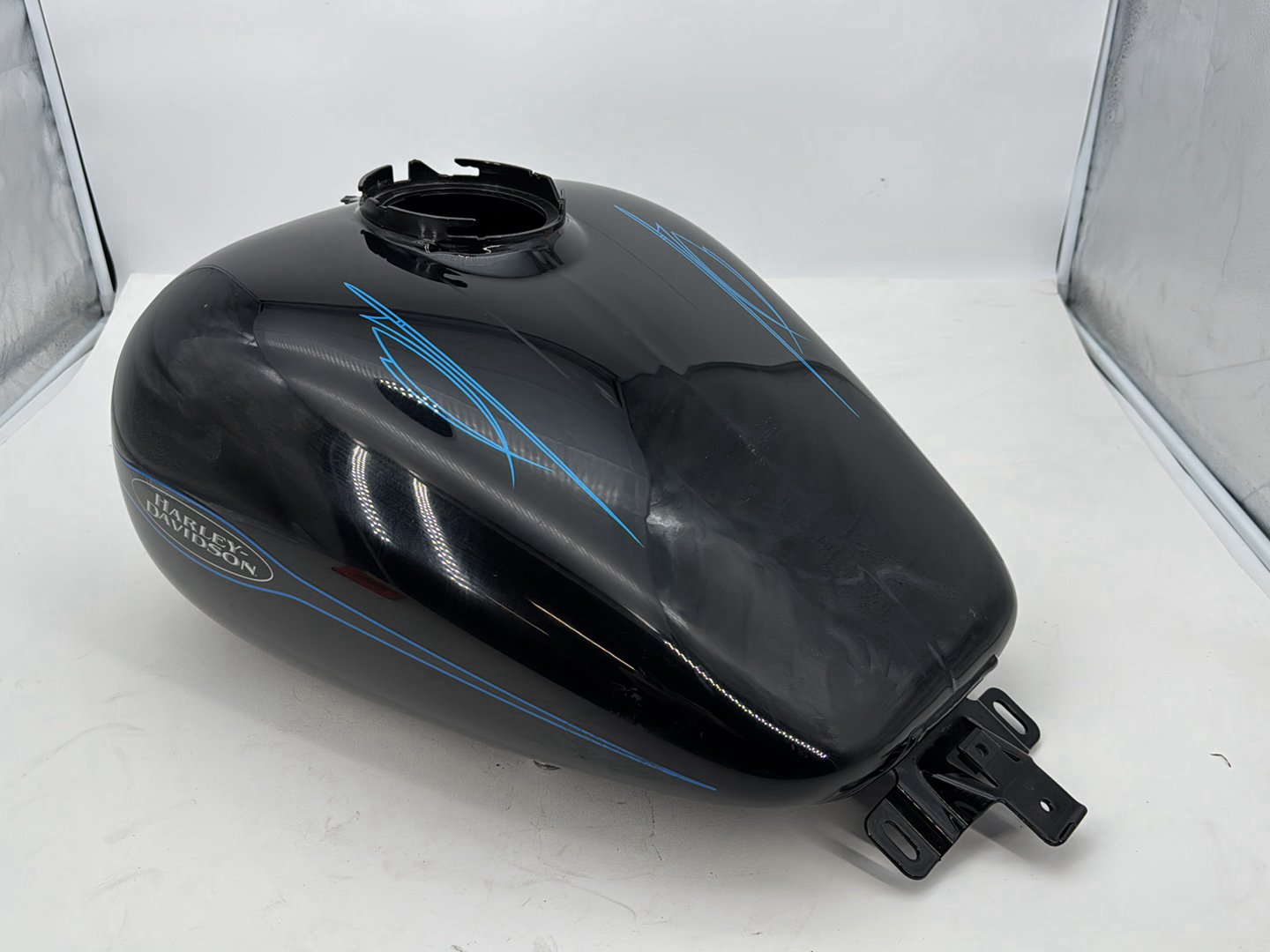 2007 - 2012 Harley-Davidson Touring Road Glide Fuel Gas Tank Gasoline Reservoir 	61356-08