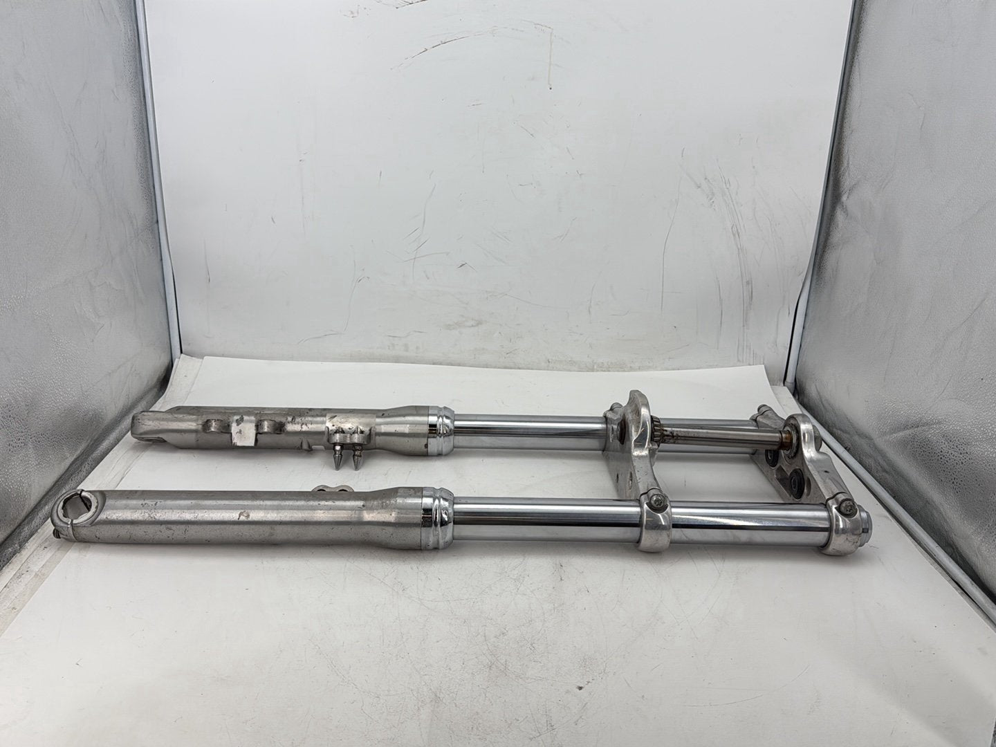 2006 Harley Dyna FXDWGI Wide Glide OEM Front Triple Tree Set & LH RH Fork Legs Sliders