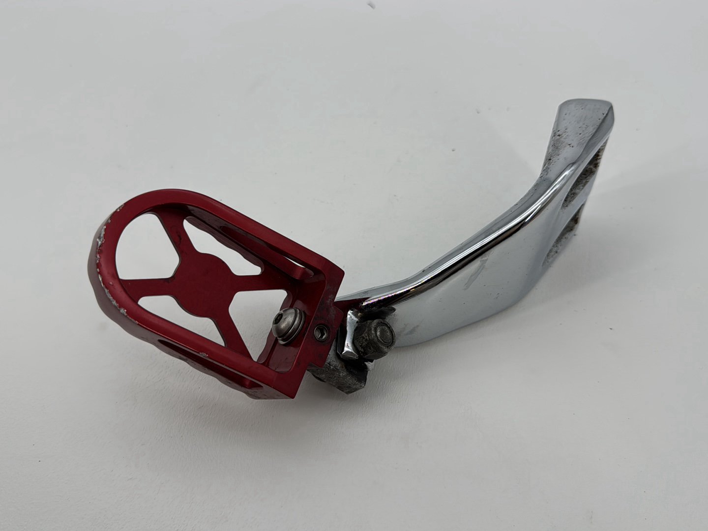 2006 - 2017 Harley-Davidson Dyna Street Bob Left Driver Foot Controls Peg Rest 50639-90A
