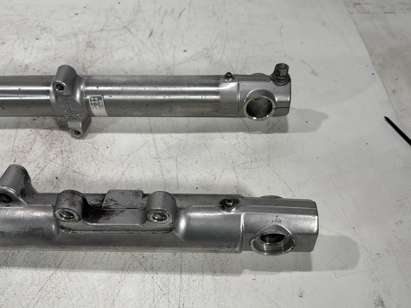 2004 Harley Dyna Super Glide FXDI OEM Front Triple Tree Set & LH RH Fork Legs Sliders
