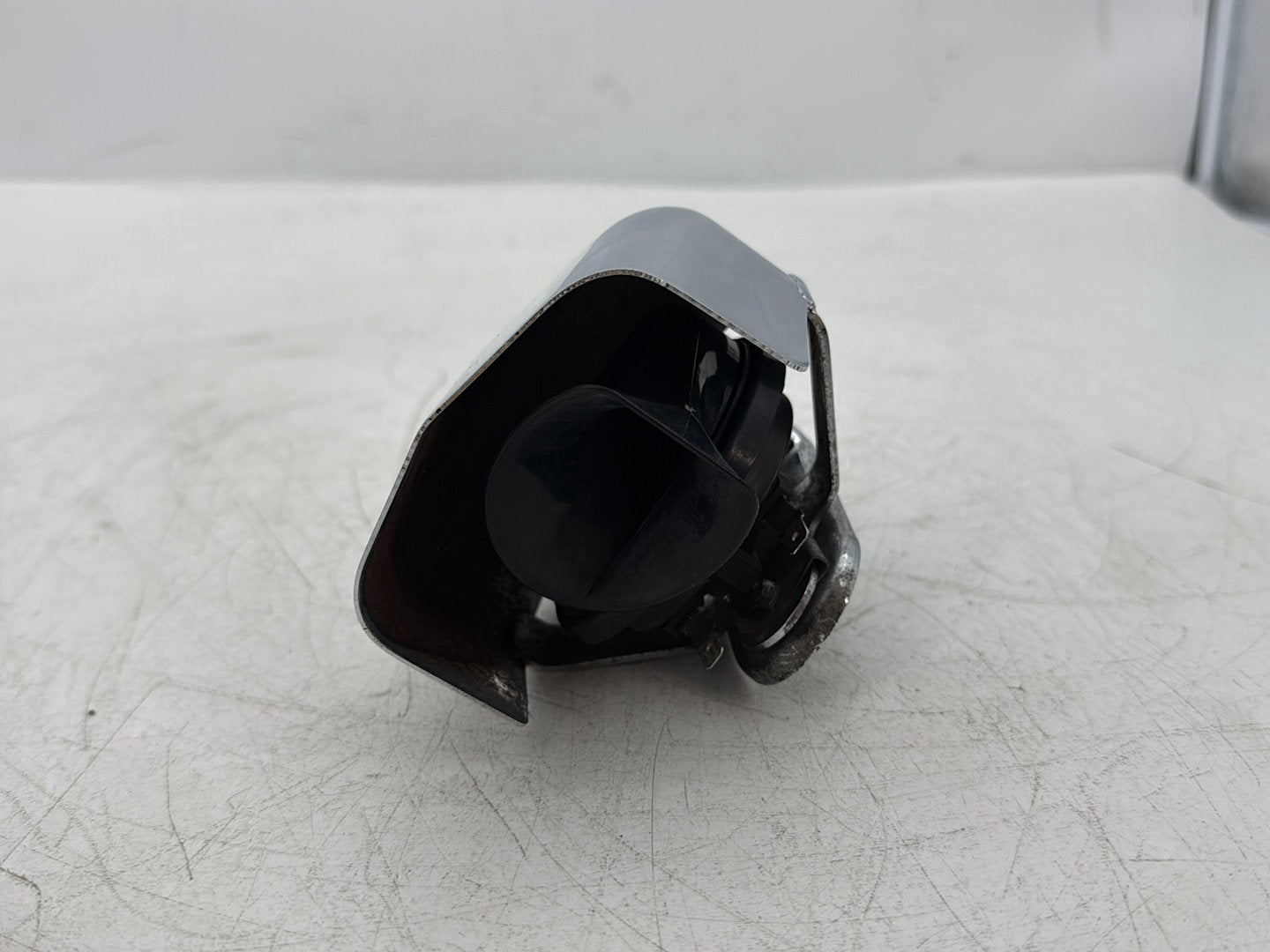 2005 Harley Dyna FXDWG Wide Glide OEM Horn Signal Klaxon Chrome Cover