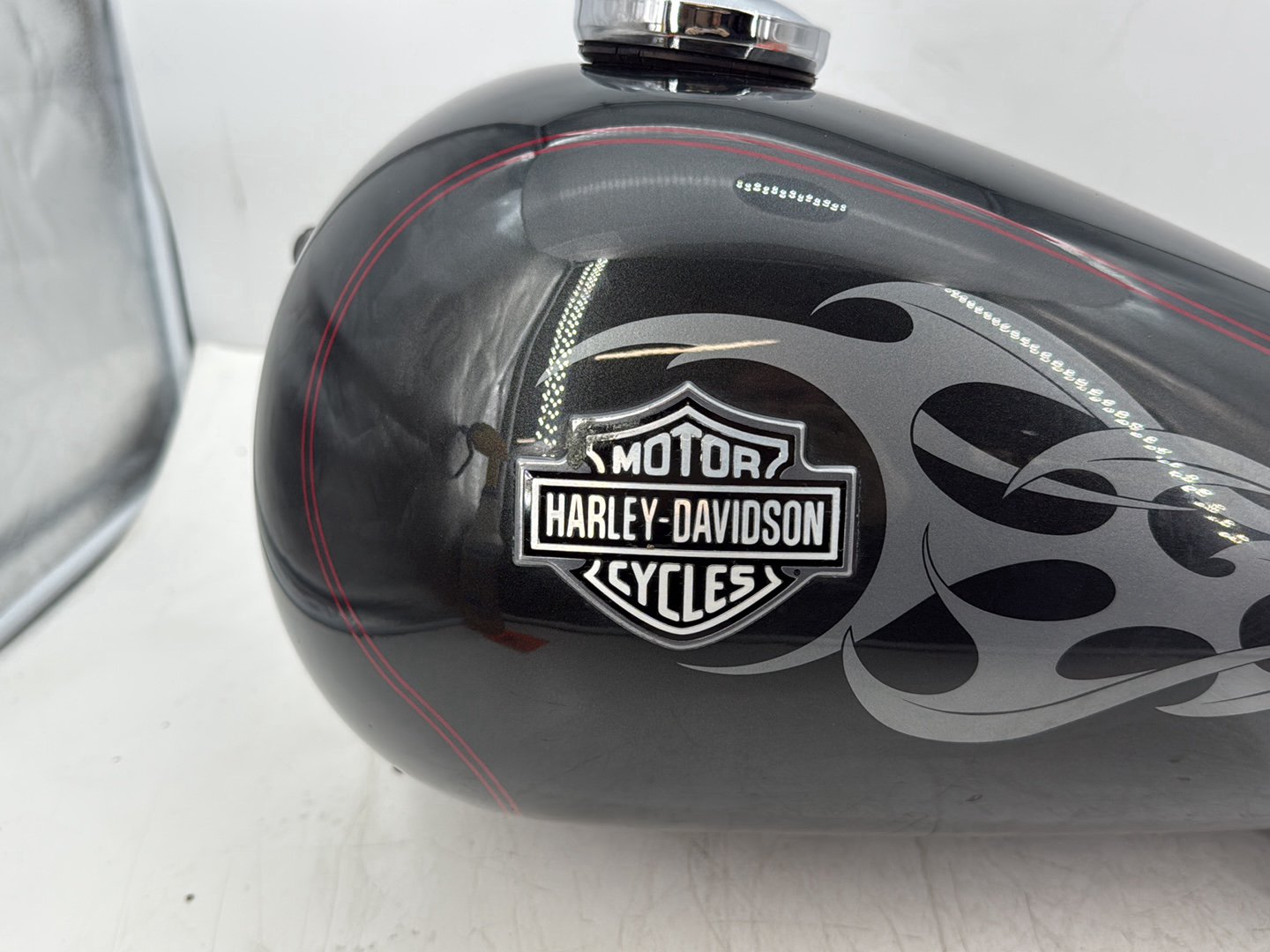 2005 Harley Dyna FXDWG Wide Glide OEM Fuel Gas Tank Gasoline Reservoir
