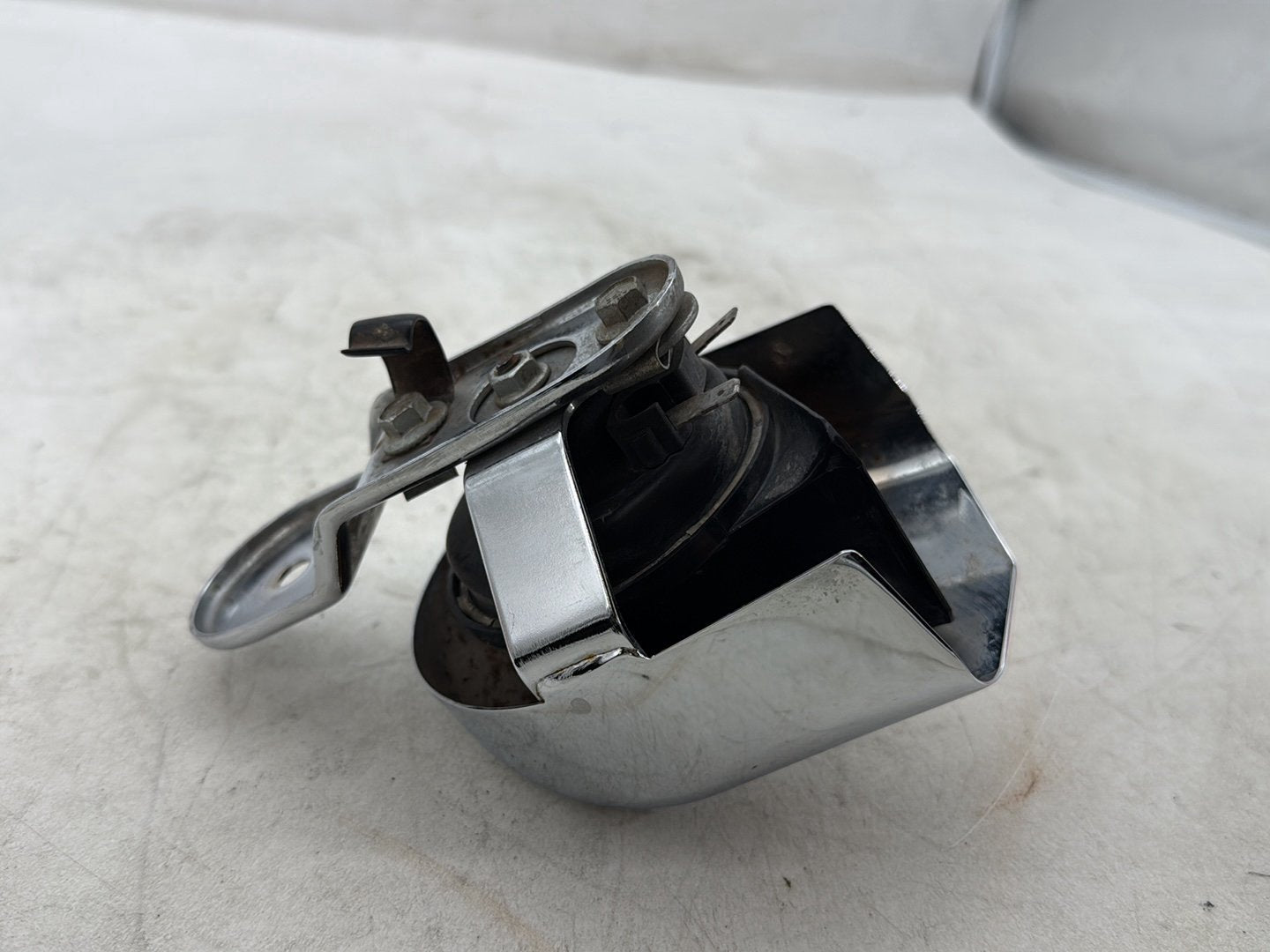 2012 Harley Dyna FXDF Fat Bob OEM Horn Signal Klaxon Chrome Cover