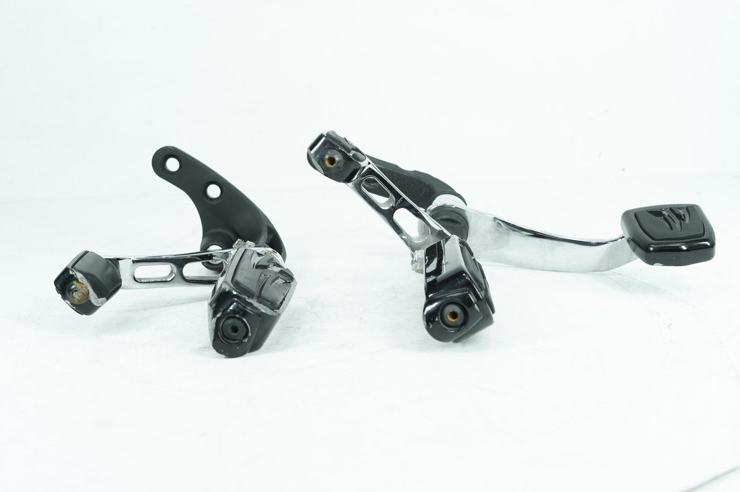 2007 - 2011 Harley-Davidson Dyna Fat Bob Left & Right Foot Pegs 33693-03