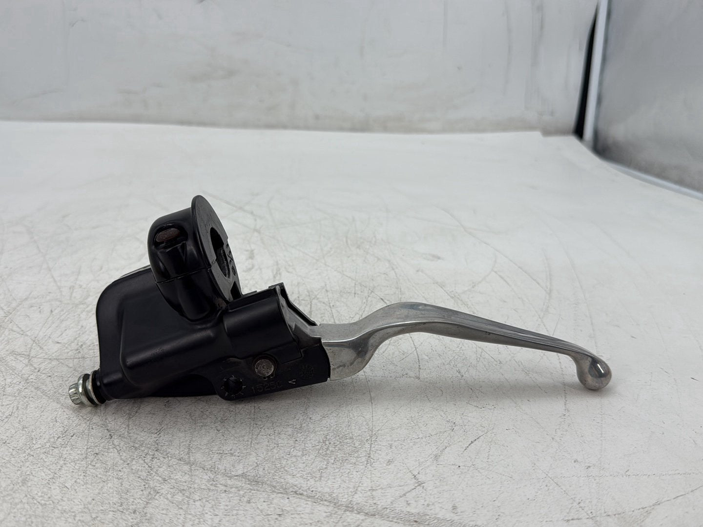 2005 Harley Electra Glide Touring Ultra FLHTCUI OEM Front Right Brake Lever Master Cylinder