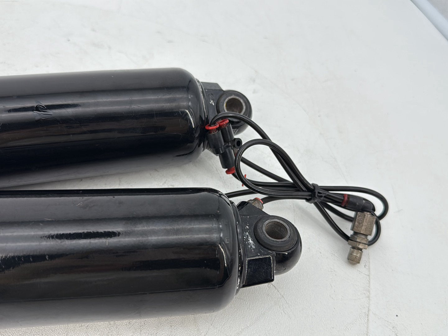 1999 - 2006 Harley-Davidson Touring Road King Police Rear Left Right Shock Absorbers 54565-97A