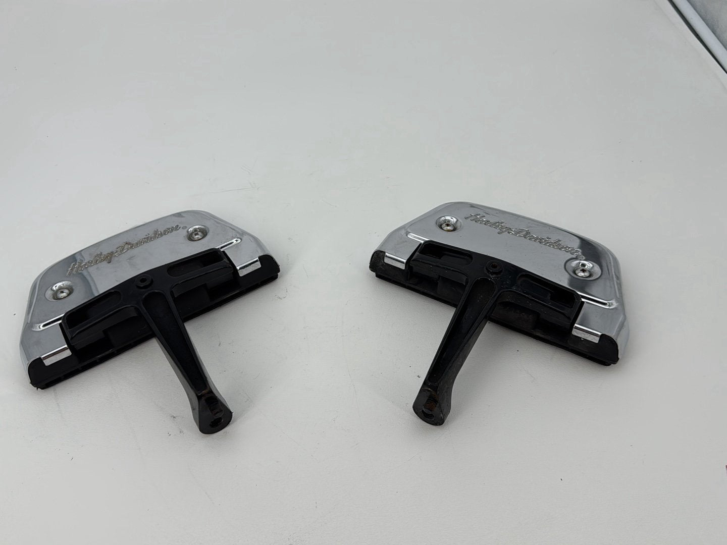 1999 - 2006 Harley-Davidson Touring Electra Glide Classic Left & Right Passenger Floorboard Foot Rest 52719-93B