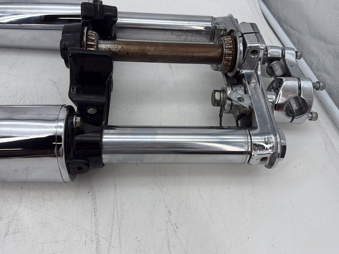 2006 Harley Softail FLSTCI Heritage Classic OEM Front Triple Tree Set & LH RH Fork Legs Sliders