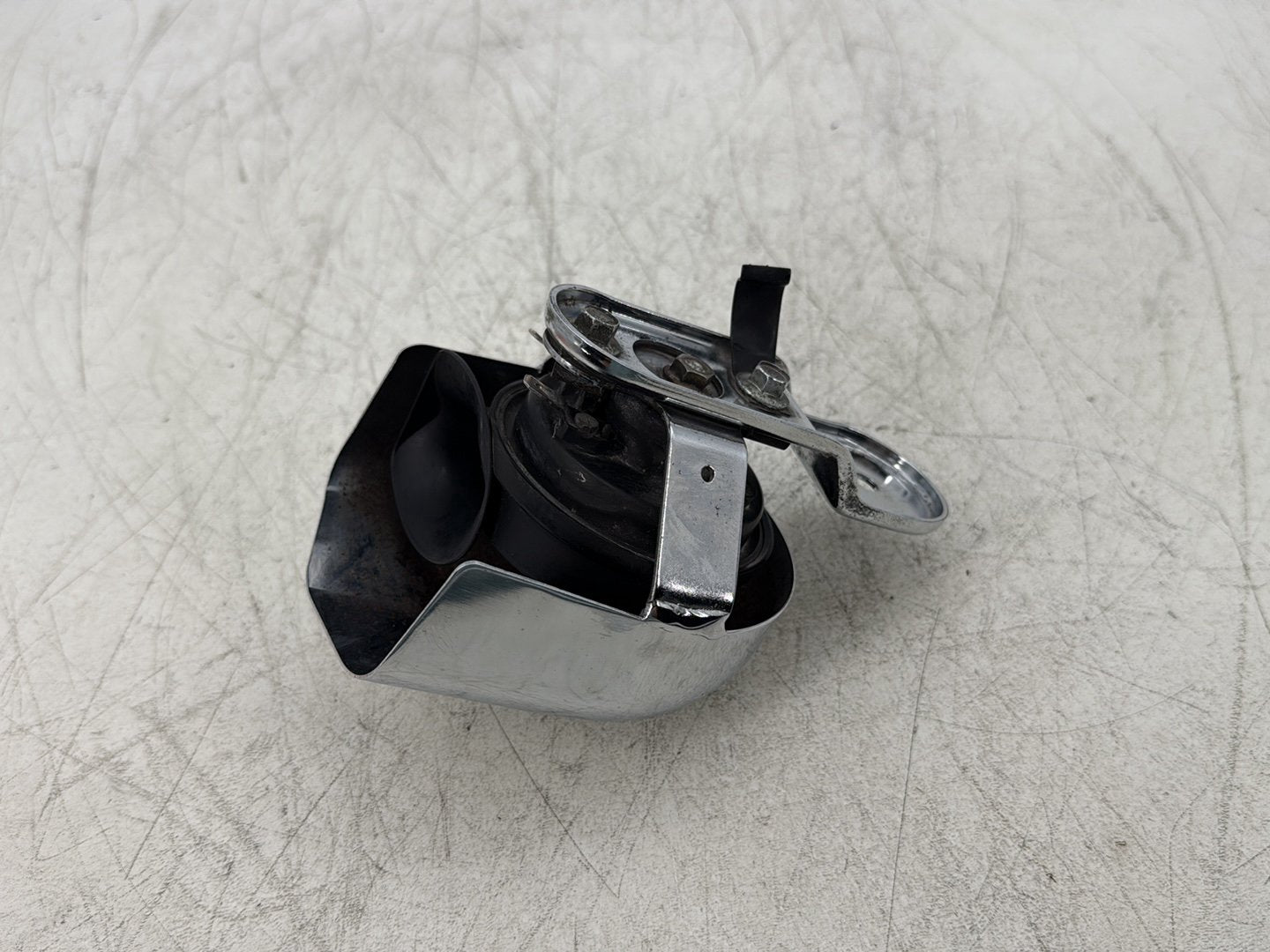 2000 Harley Softail FLSTC Heritage Classic OEM Horn Signal Klaxon Chrome Cover