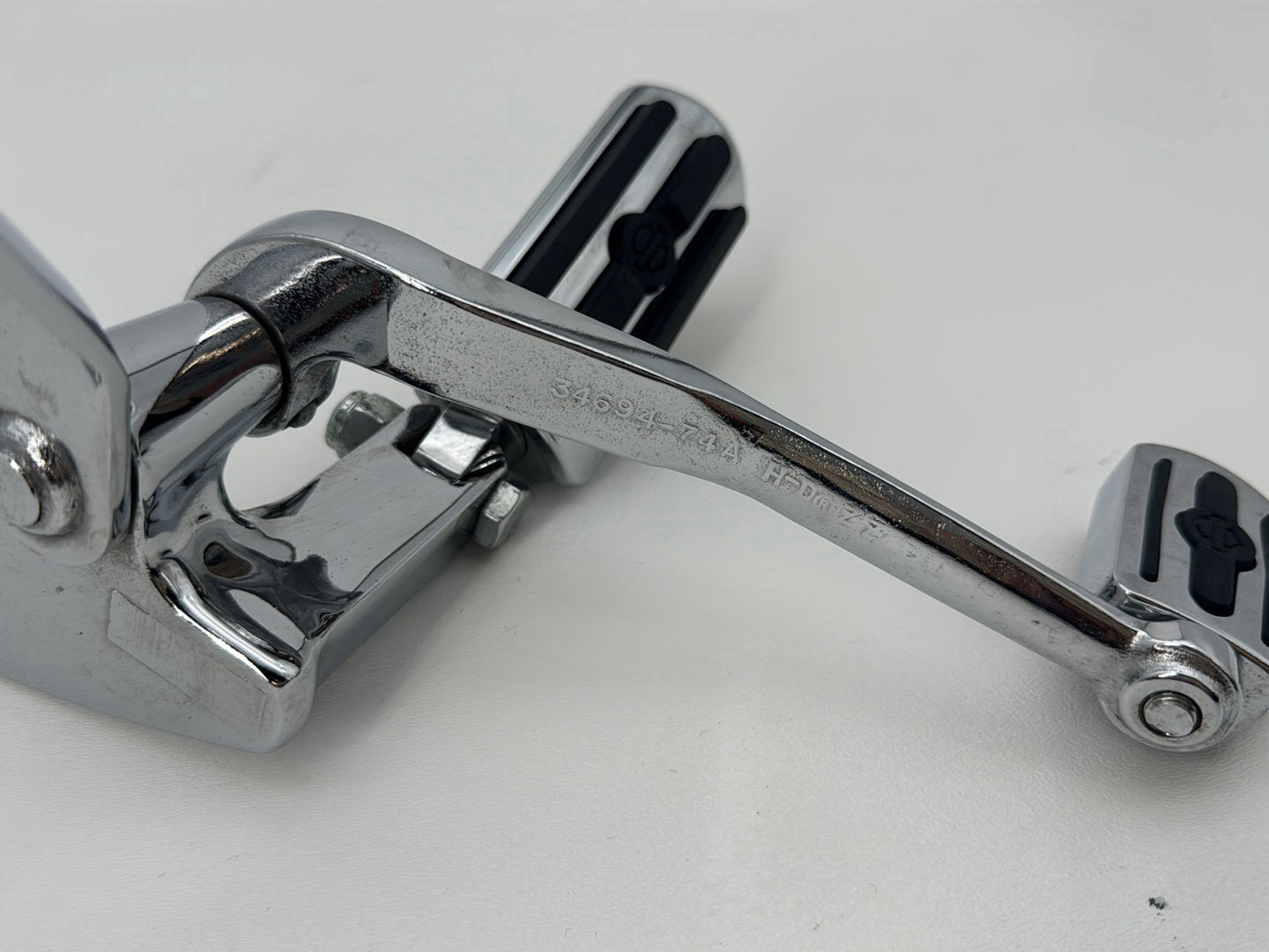 1999 - 2006 Harley-Davidson Dyna Wide Glide Left Driver Foot Controls Peg Rest  	33693-93