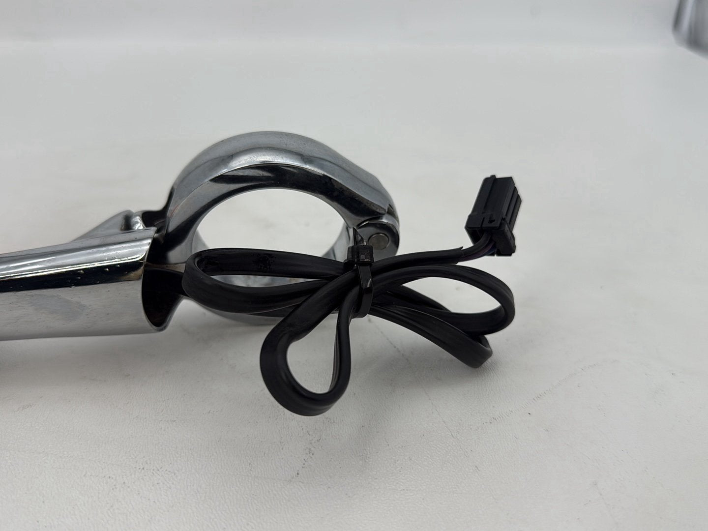 2007 - 2017 Harley-Davidson Dyna Wide Glide Front Right 1 Turn Signal Indicator 68223-09