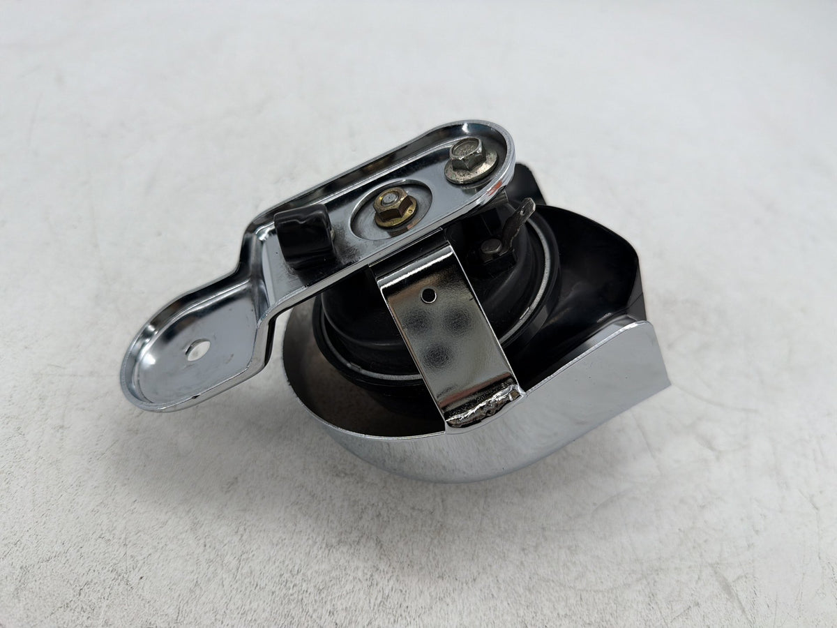 2006 Harley Street Glide Touring FLHX OEM Horn Signal Klaxon Chrome Cover