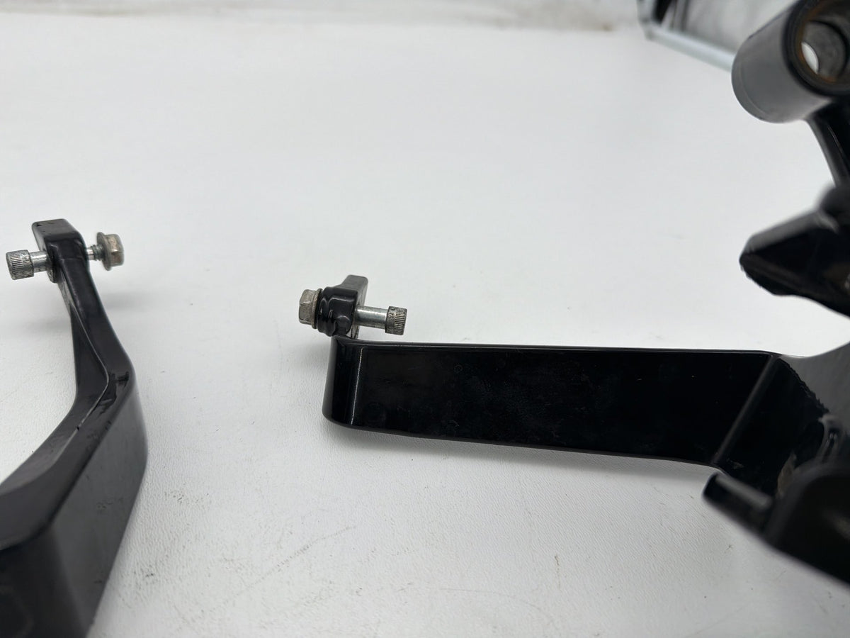 2011 Harley Softail Deluxe FLSTN OEM Left Right Footboard Foot Rest Brackets
