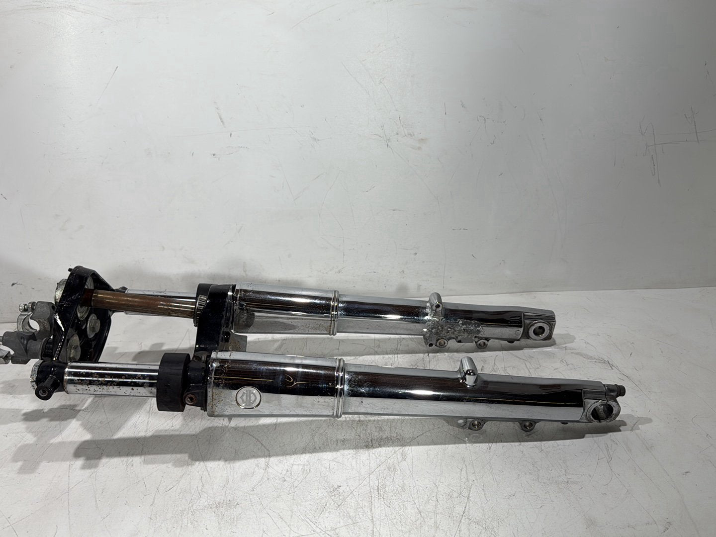 2006 Harley Touring FLHTCI Electra Glide Classic OEM Front Triple Tree Set & LH RH Fork Legs Sliders