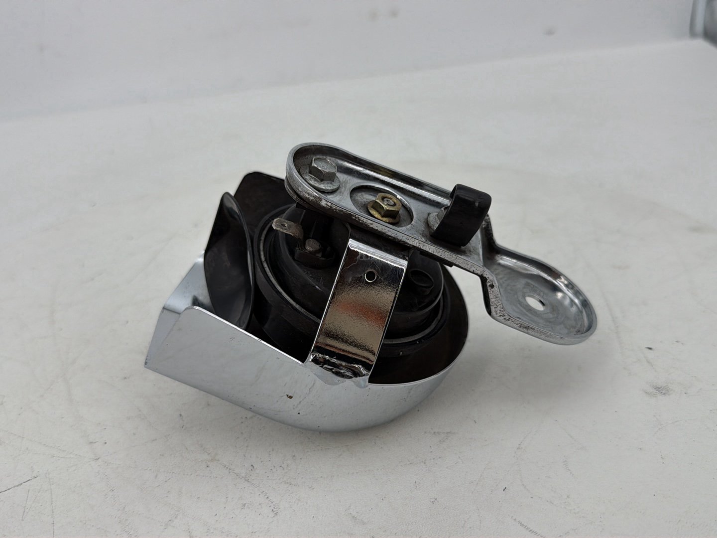 2007 - 2017 Harley-Davidson Dyna Super Glide Custom Horn Signal Klaxon Chrome Cover 69012-93B