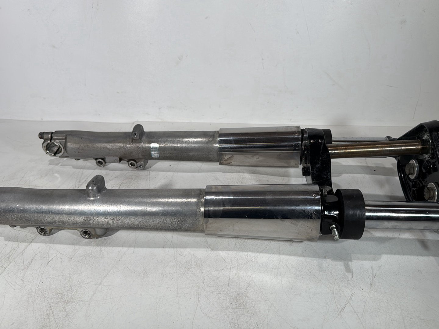 1999 - 2006 Harley-Davidson Touring Road King Police Front Triple Tree Set & LH RH Fork Legs Sliders 45446-87A