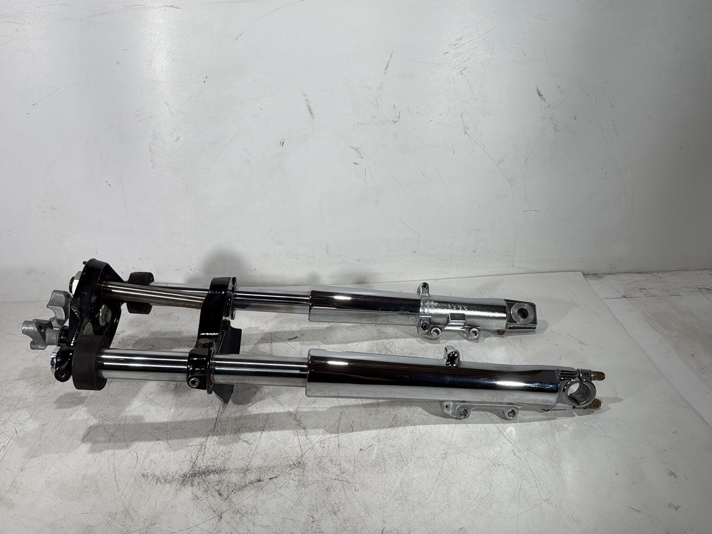 2007 Harley Touring FLHTC Electra Glide Classic OEM Front Triple Tree Set & LH RH Fork Legs Sliders