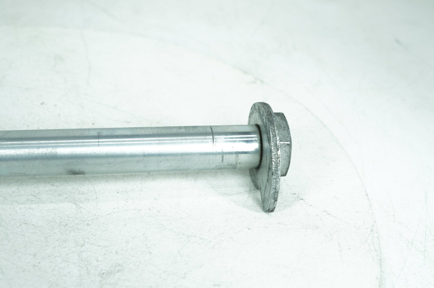2008 - 2016 Harley-Davidson Touring Electra Glide Ultra Rear Wheel Axle Bolt Shaft 	43000002