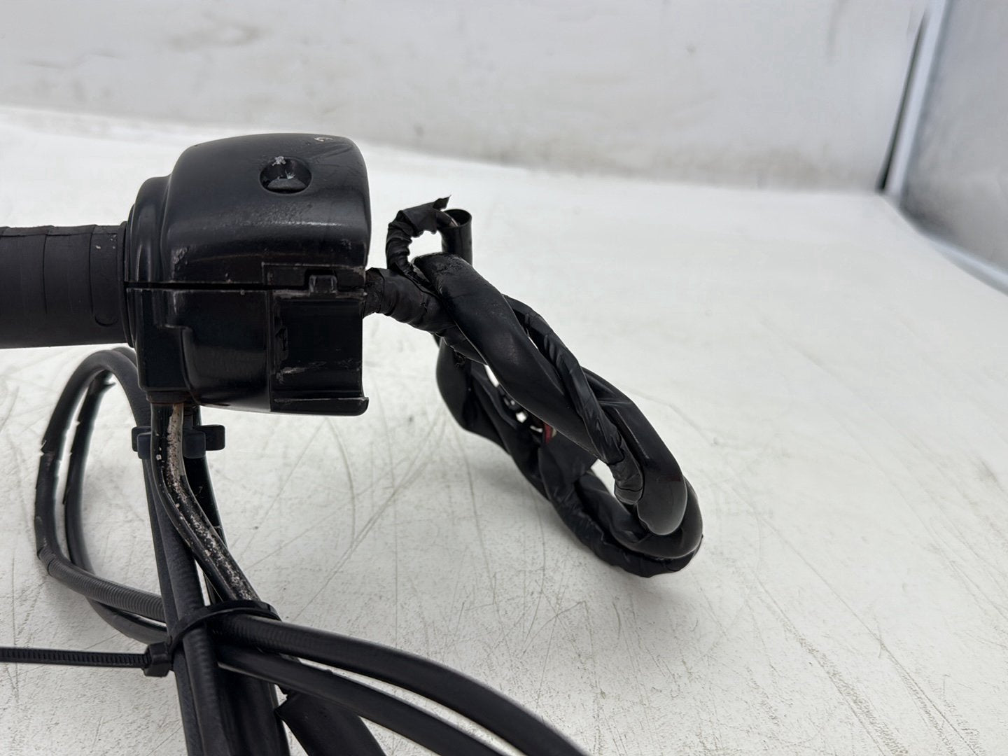 2004 Harley Sportster XL883C 883 Custom OEM Right Engine Start Kill Switches Controls