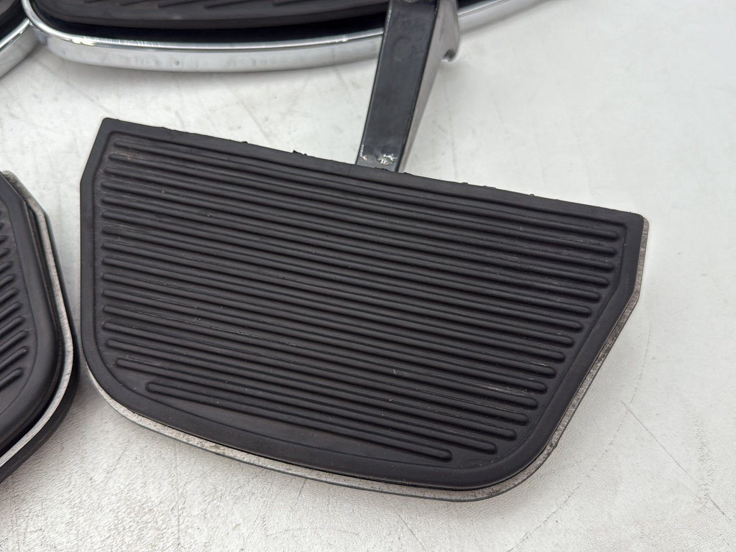 2013 Harley Electra Glide Touring Ultra FLHTCUI OEM Left Right Driver & Pass Floorboard Foot Rest