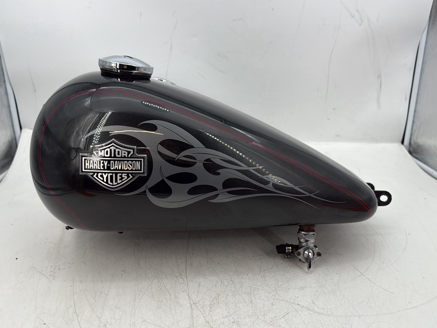 2005 Harley Dyna FXDWG Wide Glide OEM Fuel Gas Tank Gasoline Reservoir